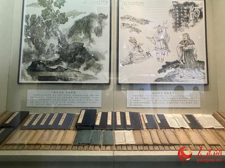 许慎文化园东配殿叔重堂内陈列的资料及壁画。人民网记者 刘微摄